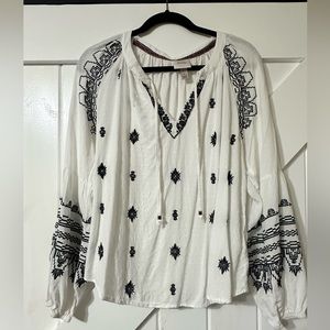 Large white and black Knox Rose long sleeve